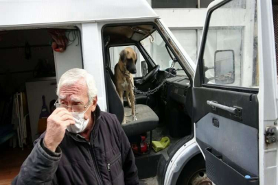 Köpeğini karavanda zincirle bağladı