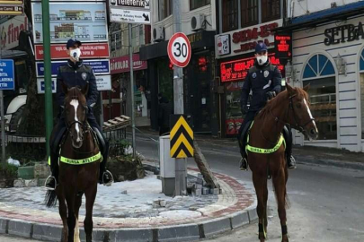 Atlı polisler kısıtlamaya uymayanların peşinde