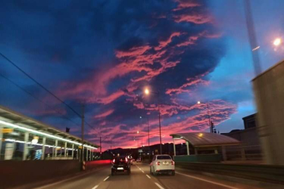 Bursa’da gün doğumuyla birlikte gökyüzü kızıla boyandı