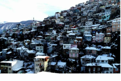 Tarihi Bursa evleri karda başka güzel