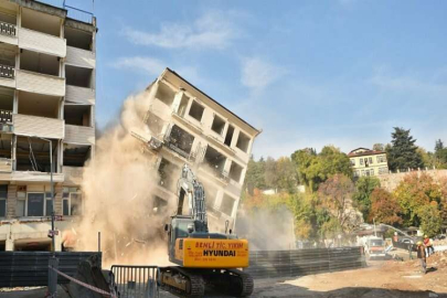 Tarihi hanlar ve Ulucami’nin önündeki 6 katlı bina böyle yıkıldı