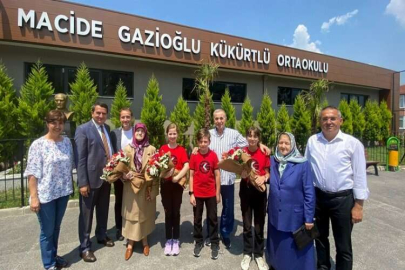 Yaptırdığı okulun öğrencileri çiçeklerle karşıladı