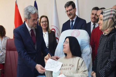 Depremin 248’inci saatinde kurtarılan Aleyna Ölmez, tedavi gördüğü hastaneden taburcu oldu