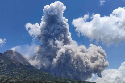 Endonezya’daki Merapi Yanardağında patlama