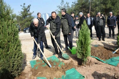 Depremde hayatını kaybeden vatandaşların anısına Bursa’da 8 bin fidan dikildi