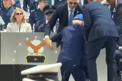 Biden sahneden ayrıldığı sırada yere düştü