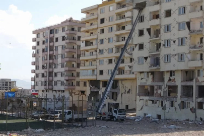 Canlarını hiçe sayıp ağır hasarlı binalardan eşya taşıyorlar
