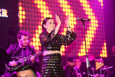 Merve Özbey Bursa’da coşturdu