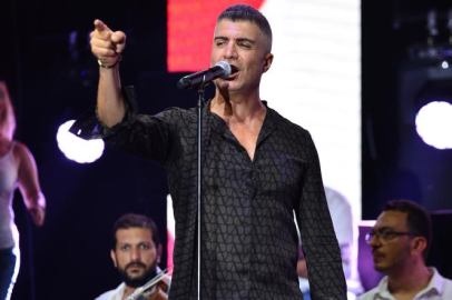 Özcan Deniz, Orhan Gencebay’ın doğum gününü sahneden kutladı