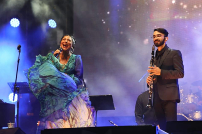 Işın Karaca ve Can Gox sahne performansları ile göz doldurdu