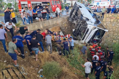 Bodrum’da midibüs dereye devrildi: 23 yaralı