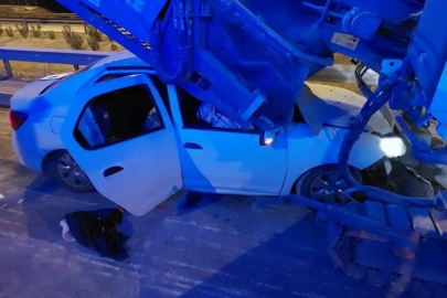 Otomobil asfalt makinesine arkadan çarptı: 1 ölü, 4 yaralı