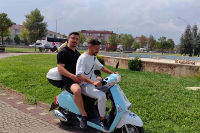 Papağan Şakir her gün Bursa sokaklarını turluyor