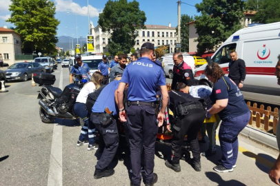 Motosikletli yunus timi aniden fren yapan otomobile çarptı: 2 yaralı