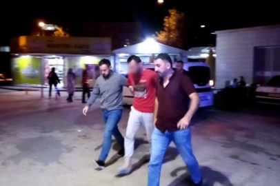 Oda arkadaşını sokakta sırtından bıçakladı