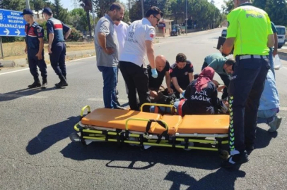 Bursa’da kırmızı ışıkta geçen araç motosiklete çarptı