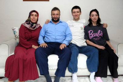 Ailecek üniversiteli oldular