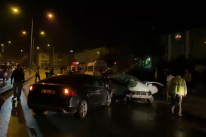 Bursa’da 2 araç kafa kafaya çarpıştı