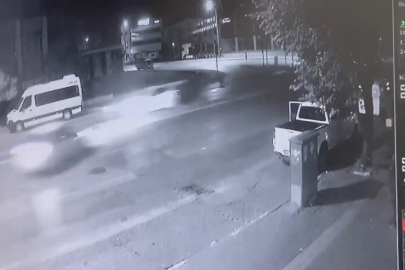 Bursa’da iki aracın kafa kafaya çarpıştığı anlar kamerada