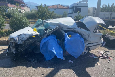 Otomobil karşı şeride geçip tırla çarpıştı: 2 ölü 1 yaralı