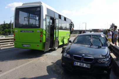 Halk otobüsüyle otomobil çarpıştı, 3 yolcu yaralandı