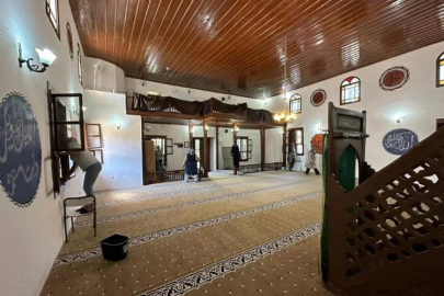 Bursa'da örümcek ağları bağlamıştı...Başkan o camiye sahip çıktı