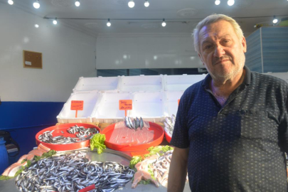 Marmara'da hamsi bolluğu fiyatları düşürdü, vatandaşlar hamsiye akın etti