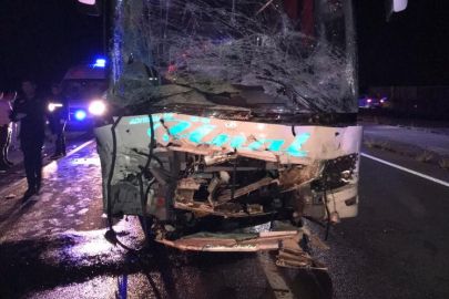 Yolcu otobüsü otomobile çarptı: 2 ölü, 20 yaralı