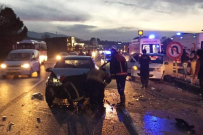 Bursa'da düğüne giderken kaza yaptılar