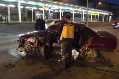 Bursa'da Bursaray'ın bariyerine çarptı: 2 yaralı