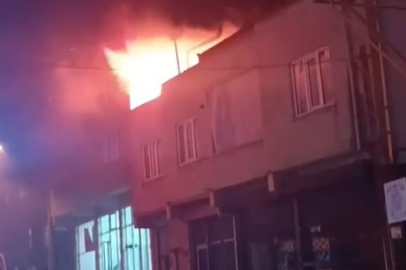 Bursa'da bir evin çatısı alev alev yandı