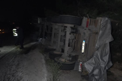 Şeker pancarı yüklü tır 2 kişinin bulunduğu otomobili ezdi geçti