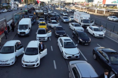 İstanbul'da Ata'ya saygı duruşu