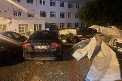 Gemlik’te okulun çatısı araçların üzerine uçtu