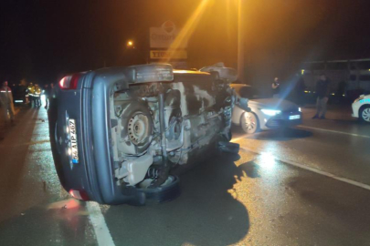 Bursa'da virajı alamayan otomobil duvara çarparak takla attı: 2 yaralı