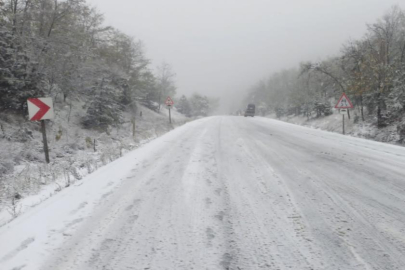 Bursa'da kar yağışı sebebiyle yol kapandı