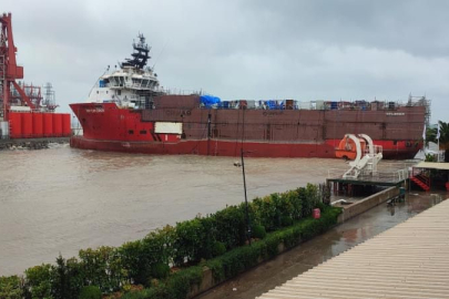 Yalova’da kuru yük gemisi kıyıya vurdu