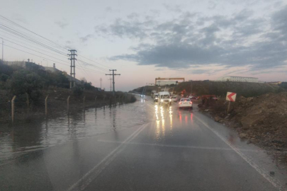 Gemlik’te sel suları yolu kapattı, trafik aksıyor