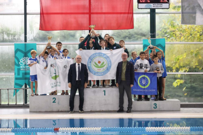 Nilüfer’de yüzme yarışmasında dereceye girenler ödüllendirildi