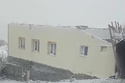 Şiddetli rüzgar caminin çatısını uçurdu