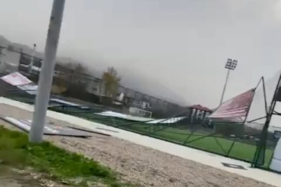 Lodos, halı sahanın demirlerini yıktı