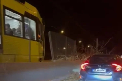 Bursa'da metro raylarına ağaç düştü, seferler bir süreliğine iptal edildi