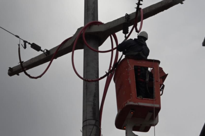 UEDAŞ ekipleri, lodosun sebep olduğu elektrik kesintileri için aralıksız çalışıyor