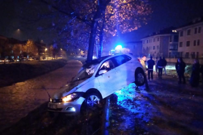 Arkadaşı aracı kaçırdı, ehliyetsiz sürücü ağaca çarptı: 2 yaralı