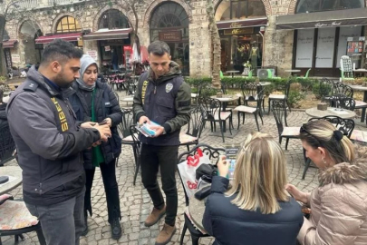 Siber Suçlarla Şube Müdürlüğü ekipleri Hanlar Bölgesi'nde vatandaşlara broşür dağıttı