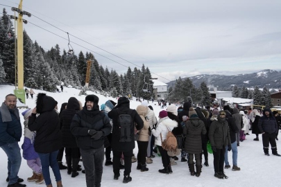 Uludağ'da teleferik ve telesiyej izdihamı, metrelerce kuyruk oluştu