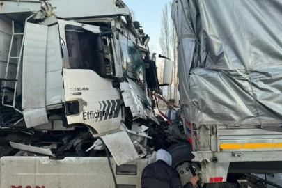 TIR, TIR'a arkadan çarptı: 1 ölü