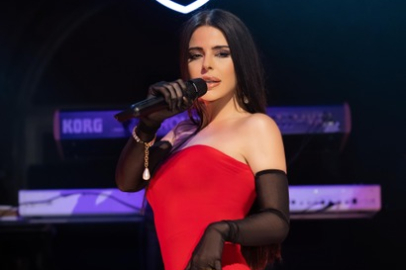 Simge kırmızı elbisesiyle de göz doldurdu