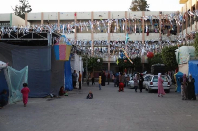 Gazze’de ilk teravih çadırlar arasında kılındı