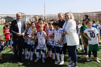 İlkokul Futbol Şenliği’nde kupalar sahiplerini buldu